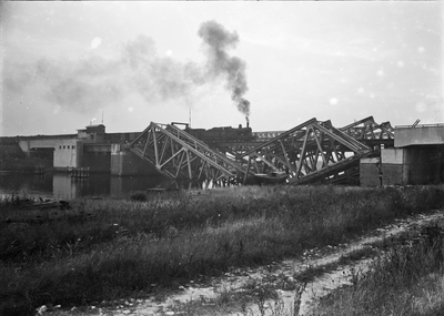 153633 Gezicht op de tijdens de oorlog vernielde spoorbrug over het Kanaal door Zuid-Beveland bij Vlake. Daarachter de ...